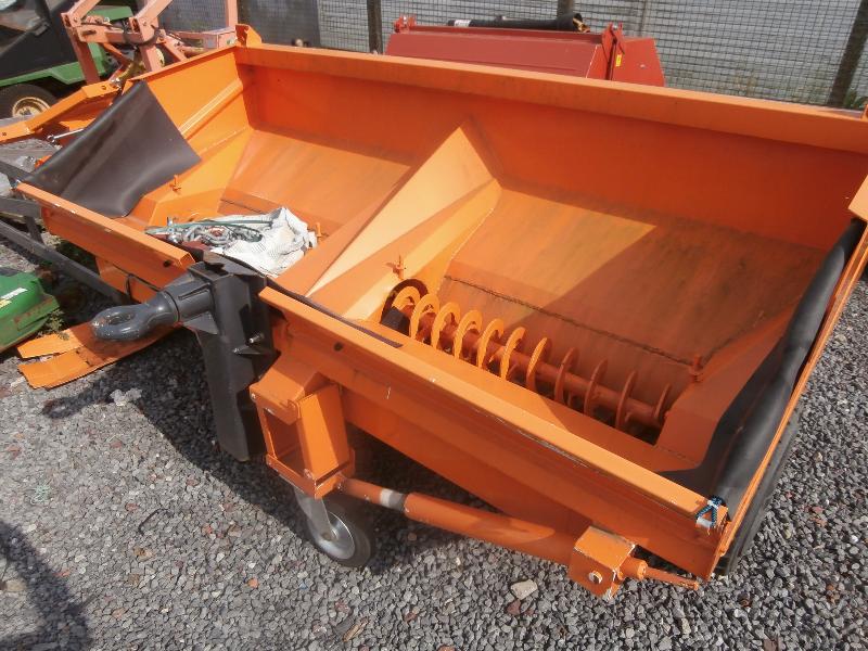 Occasion Espace Vert Outil Saleuse tractée Acometis 1103 Occasion Espace Vert Outil Saleuse tractée Acometis 1103